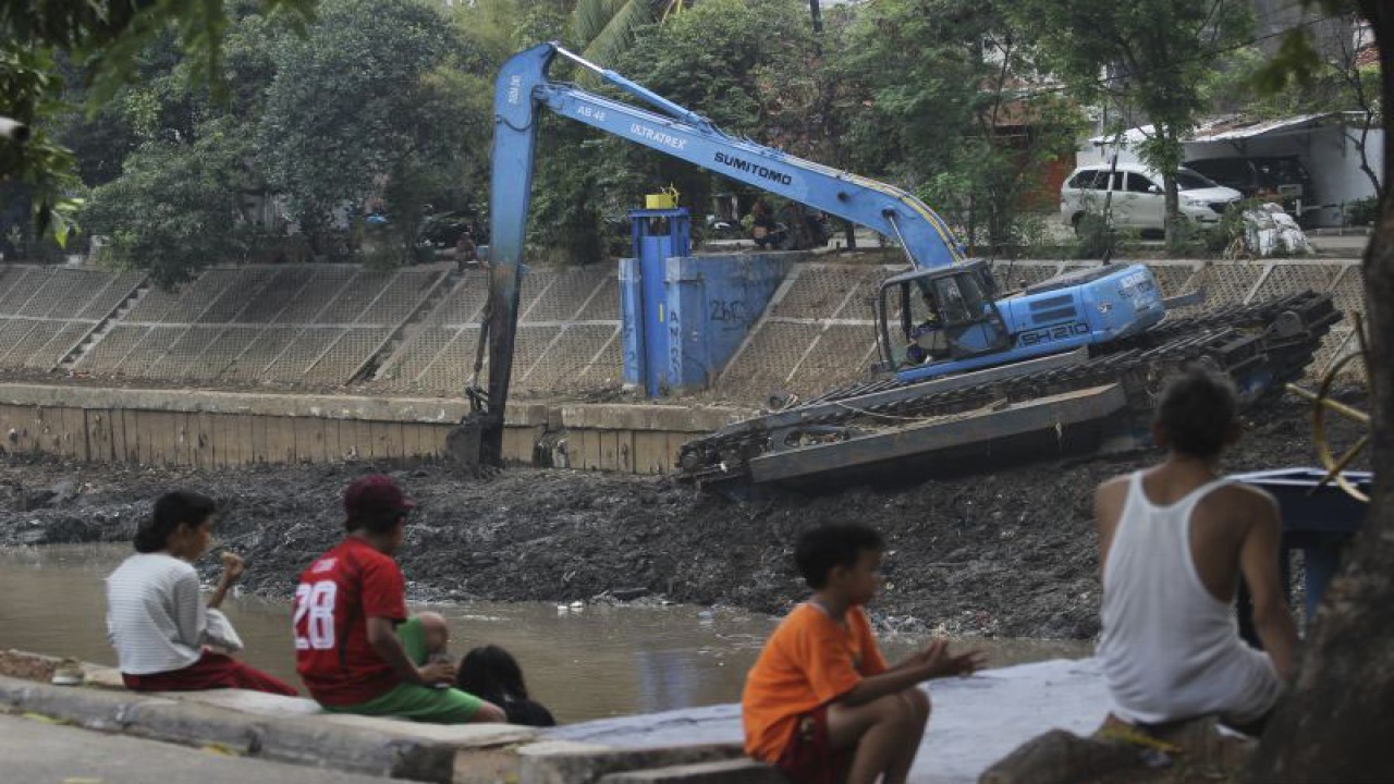 Petugas Dinas Sumber Daya Air mengoperasikan alat berat untuk mengeruk endapan lumpur di Sungai Ciliwung, Bidara Cina, Jakarta Timur, Jumat (10/11/2023). ANTARA FOTO/Harianto/sgd/rwa.