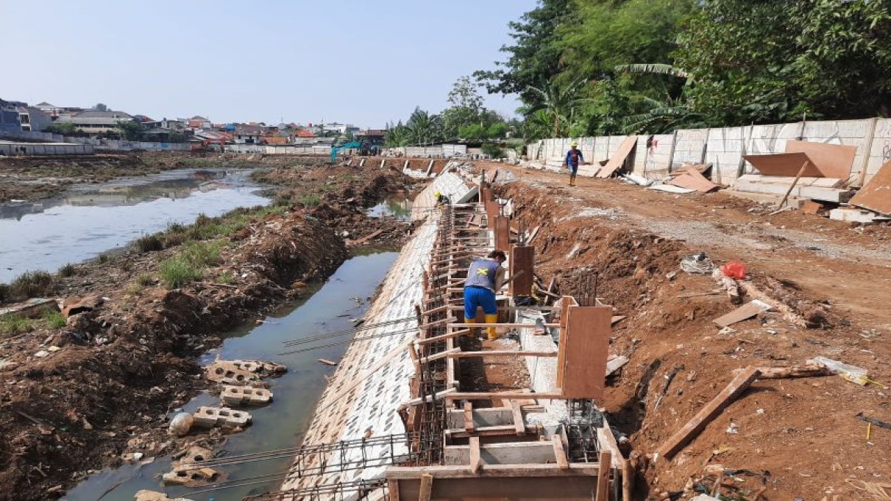 Petugas tengah memasang turap baru di Embung Pekayon, Kelurahan Pekayon, Kecamatan Pasar Rebo, Jakarta Timur. ANTARA/HO-Kominfotik Jakarta Timur