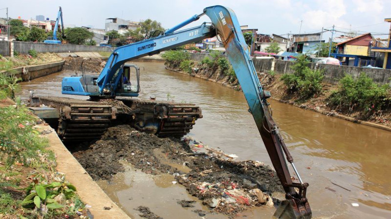 Petugas mengoperasikan alat berat untuk menyelesaikan proyek normalisasi Kali Ciliwung di daerah Kampung Melayu, Jakarta Timur, Senin (6/11/2023). ANTARA FOTO/Lifia Mawaddah Putri/sgd/tom.