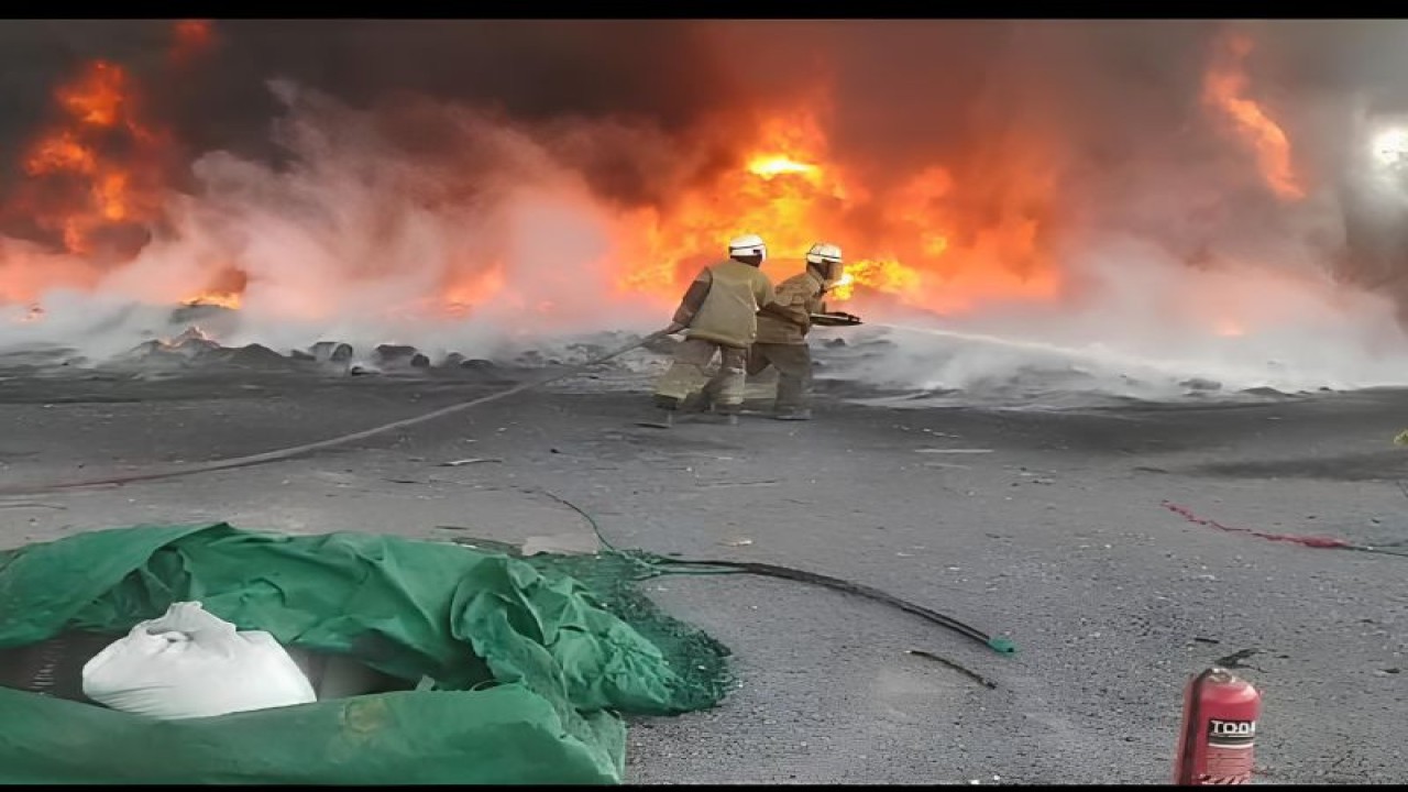 Petugas dari BPBD Kabupaten Tangerang saat berupaya memadamkan api yang membakar lapak limbah plastik di Rajeg, Tangerang. (Azmi)
