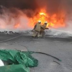 Petugas dari BPBD Kabupaten Tangerang saat berupaya memadamkan api yang membakar lapak limbah plastik di Rajeg, Tangerang. (Azmi)-1700556273