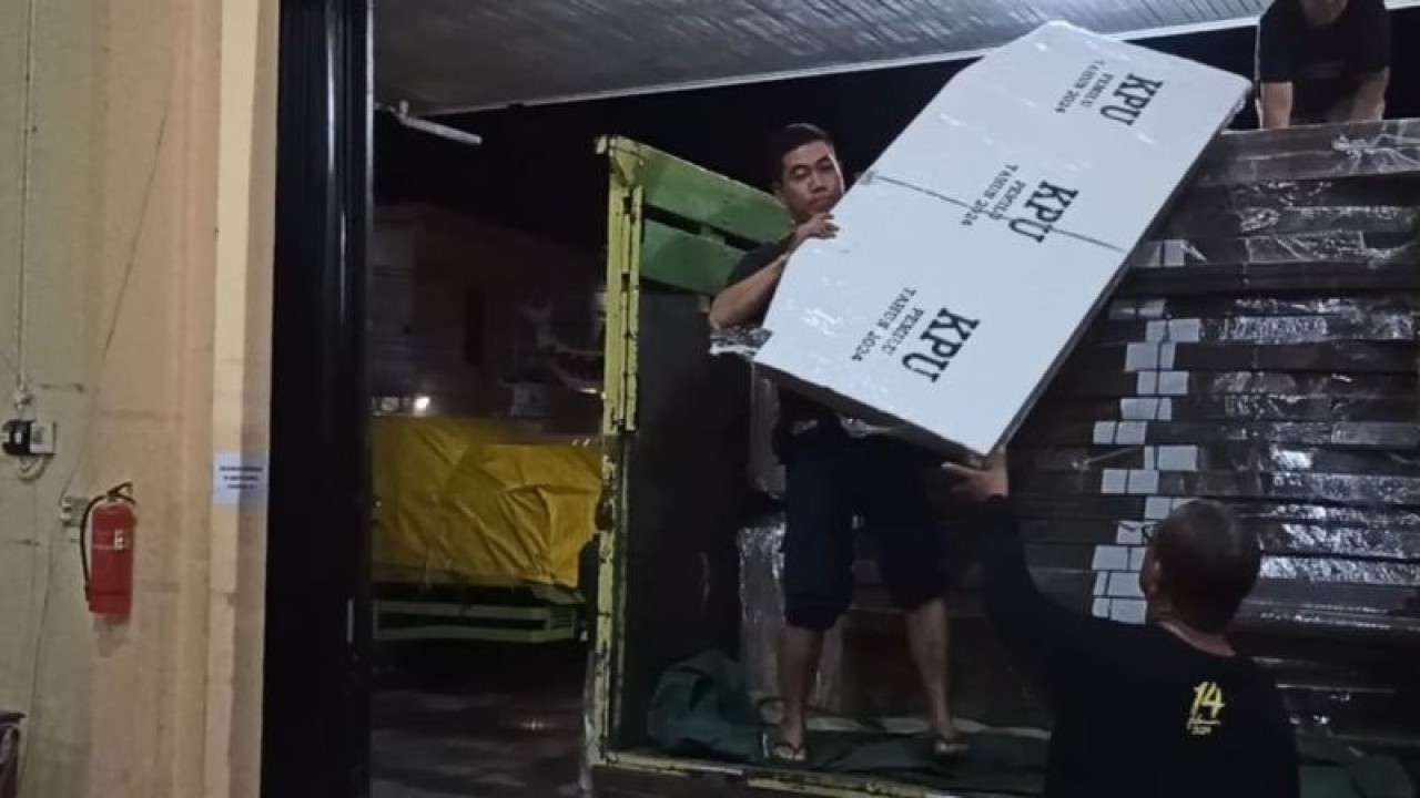Petugas KPU Singkawang memuat bilik suara di gudang logistik KPU (Rudi)