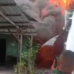 Petugas padamkan kebakaran di Asrama Korem 101/Antasari Kalsel-1700122436