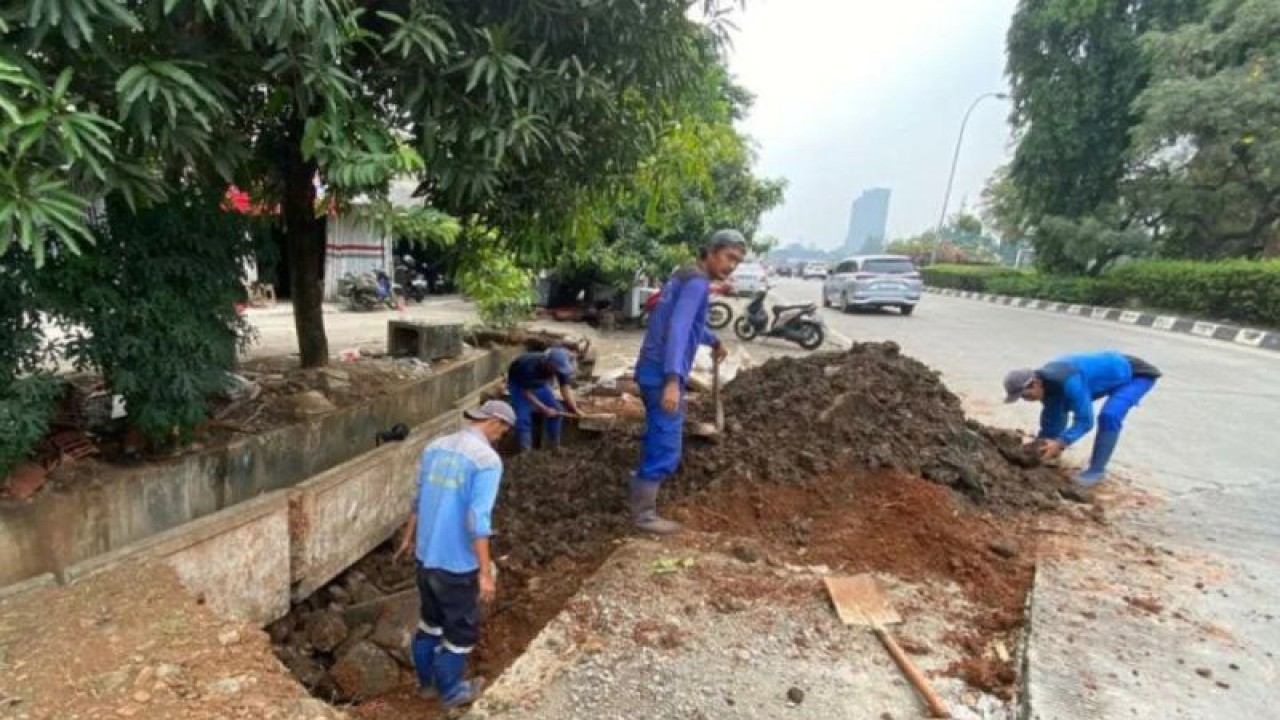 Ilustrasi - Petugas PJLP Suku Dinas Sumber Daya Air Jakarta Selatan tengah memperbaiki saluran air, Jakarta, Senin (22/5/2023). ANTARA/Luthfia Miranda Putri