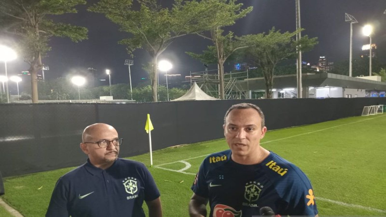 Pelatih tim nasional Brazil U-17 Phelipe Leal (kanan) menjawab pertanyaan pewarta setelah memimpin latihan tim di Lapangan A Komplek Gelora Bung Karno, Jakarta, Selasa (7/11/2023). (ANTARA/RAUF ADIPATI)