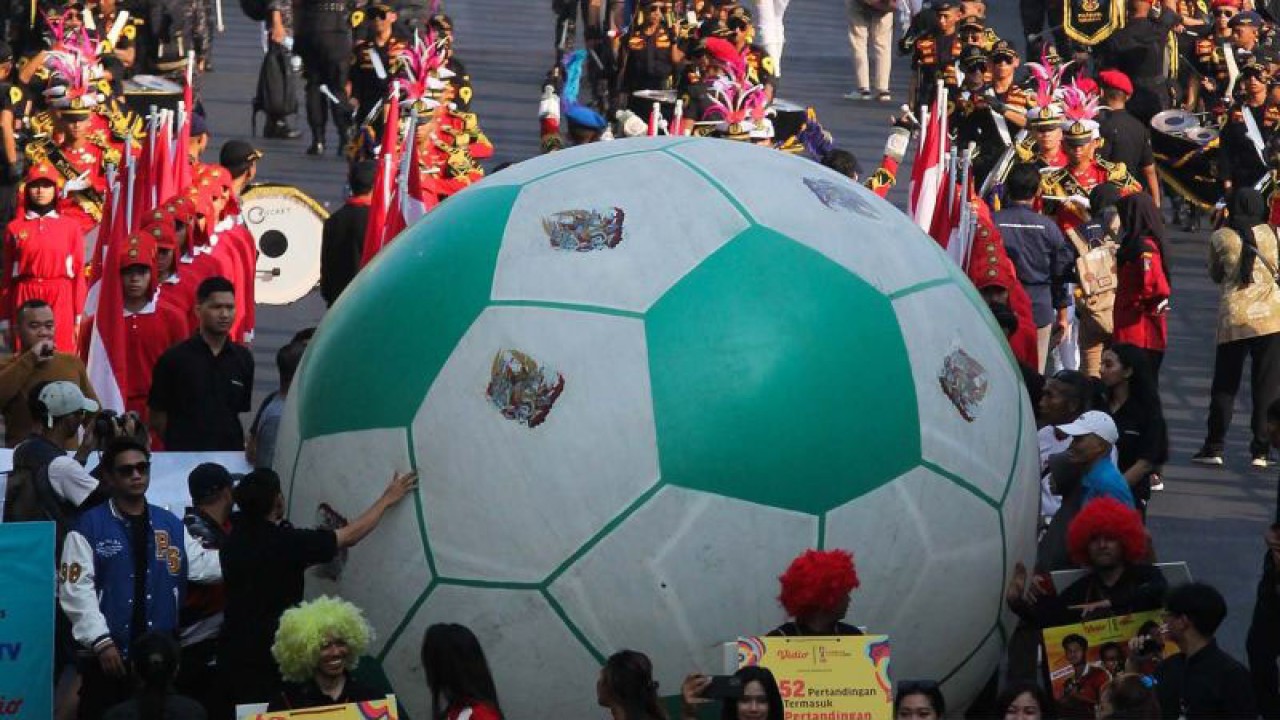 Sejumlah petugas menggelindingkan bola besar saat Trophy Experience FIFA U-17 World Cup di Jalan Tunjungan, Surabaya, Jawa Timur, Minggu (29/10/2023). Kegiatan itu merupakan rangkaian acara pameran trofi Piala Dunia U-17 (Trophy Experience FIFA U-17 World Cup) yang digelar di beberapa kota di Indonesia dan dilakukan dalam rangka mempromosikan serta meningkatkan antusias masyarakat terkait perhelatan pertandingan sepak bola Piala Dunia U-17 2023 di Indonesia. ANTARA FOTO/Didik Suhartono/aww.