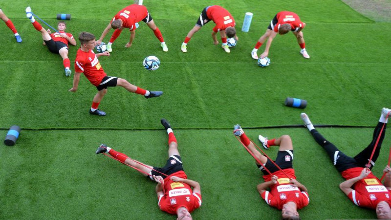 Sejumlah pesepak bola Tim Nasional Polandia U-17 mengikuti sesi latihan menjelang Piala Dunia U-17 2023 di Lapangan Gelora Samudra, Badung, Bali, Senin (6/11/2023). ANTARA FOTO/Fikri Yusuf/rwa. (ANTARA FOTO/FIKRI YUSUF)