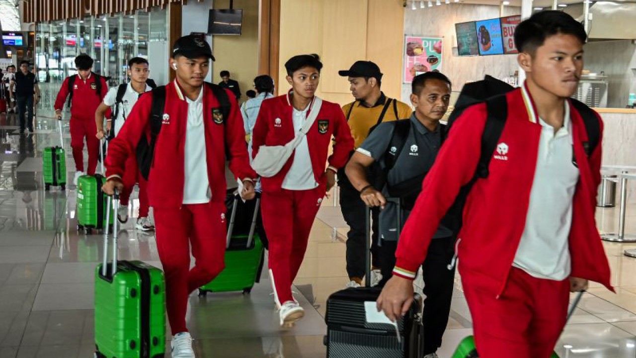 Sejumlah pesepak bola Timnas Indonesia U-17 berjalan menuju pintu masuk ke pesawat tujuan Surabaya di Bandara Soekarno Hatta, Tangerang, Banten, Jumat (3/11/2023). Timnas asuhan Bima Sakti tersebut berada dalam Grup A ajang Piala Dunia U-17 bersama Ekuador, Panama serta Maroko dan akan mulai menjalani pertandingan fase grup pada 10 November 2023 di Stadion Gelora Bung Tomo (GBT) Surabaya. ANTARA FOTO/Sulthony Hasanuddin/tom.