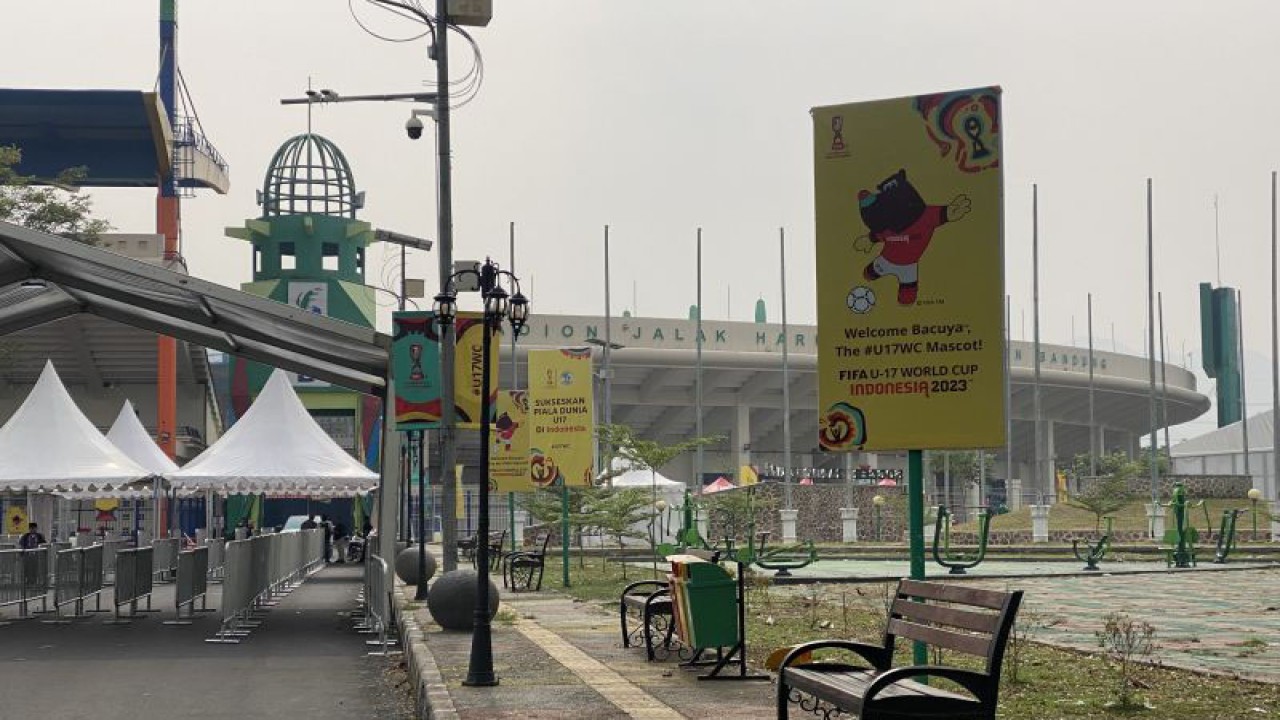 Situasi satu hari menjelang laga pembuka Piala Dunia U-17 di kawasan Stadion Si Jalak Haruapat Kabupaten Bandung, Jawa Barat, Jumat (10/11/2023). (ANTARA/Rubby Jovan)