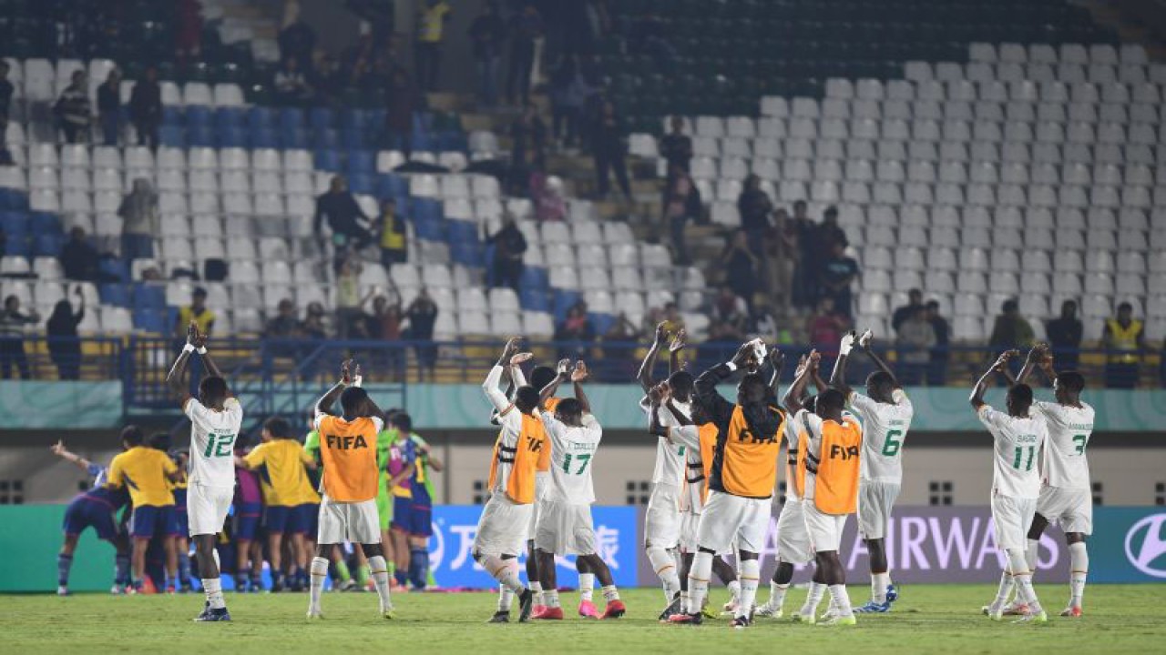 Ekspresi pesepak bola Timnas Senegal usai pertandingan melawan Timnas Jepang pada babak penyisihan Grup D Piala Dunia U-17 2023 di Stadion Si Jalak Harupat, Kabupaten Bandung, Jawa Barat, Jumat (17/11/2023). ANTARA FOTO/M Agung Rajasa/nym.