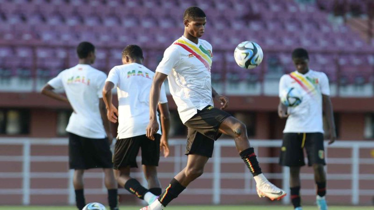 Sejumlah pesepak bola Timnas Mali U-17 mengikuti latihan di lapangan Thor, Surabaya, Jawa Timur, Minggu (19/11/2023). Latihan tersebut untuk mempersiapkan diri menghadapi Timnas Meksiko dalam laga 16 besar Piala Dunia U-17 di Stadion Gelora Bung Tomo pada Selasa (21/11). ANTARA FOTO/Ari Bowo Sucipto/nym.