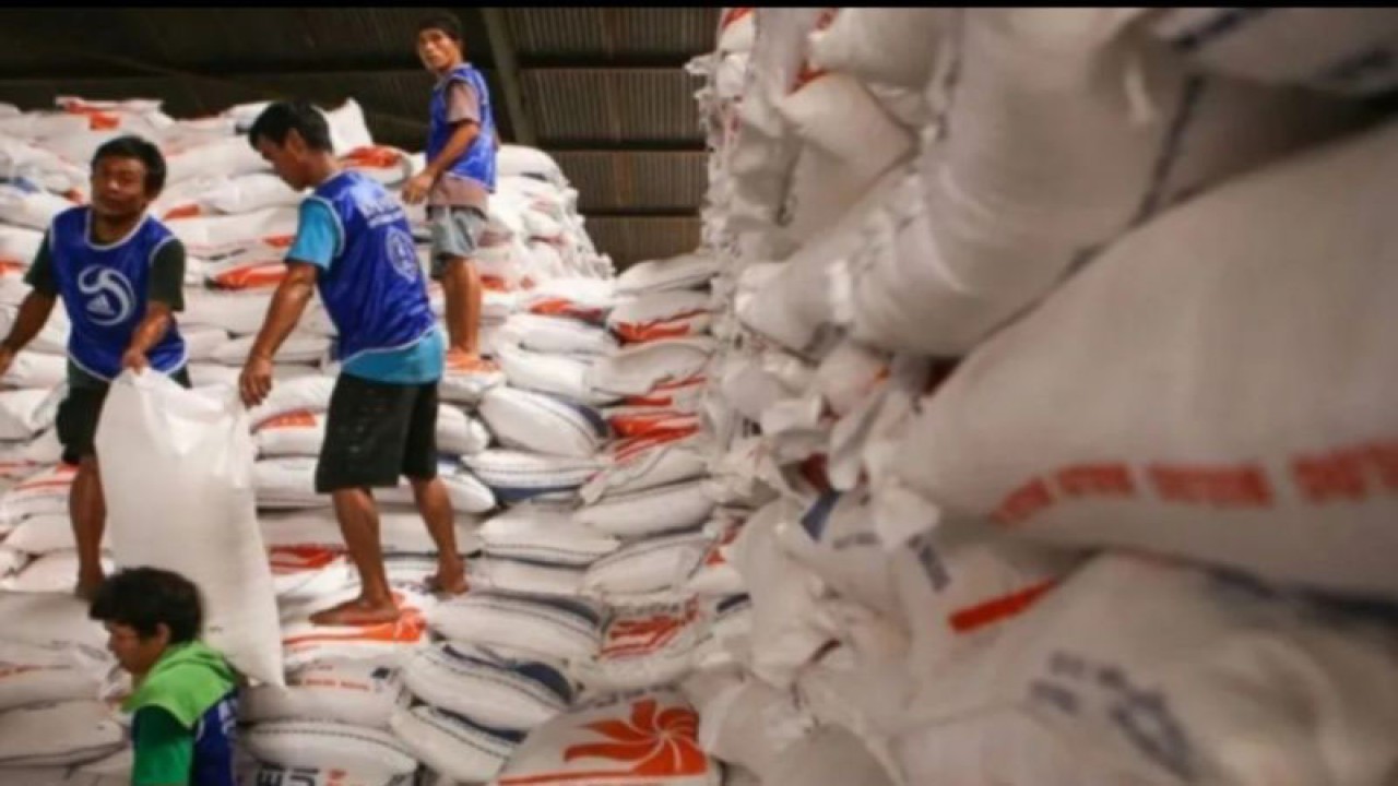 Pekerja mengangkat beras saat bongkar-muat di Pasar Induk Beras Cipinang (PIBC), Jakarta, Rabu (4/10/2023). (ANTARA FOTO/Fauzan/Spt/aa)