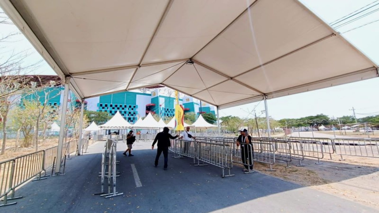 Sejumlah pekerja memeriksa gate masuk penonton Piala Dunia U-17 di Stadion Gelora Bung Tomo Surabaya, Sabtu (4/11/2023). (ANTARA/Naufal Ammar Imaduddin)