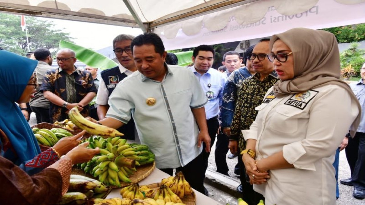 Pj Gubernur Sulsel.Bahtiar Baharuddin meninjau stand-stand UMKM yang menawarkan produk pisang di sela-sela pertemuan penyuluh pertanian di GOR Sudiang Makassar, Kamis,(9/11/2023).ANTARA/HO-Humas Pemprov Sulsel