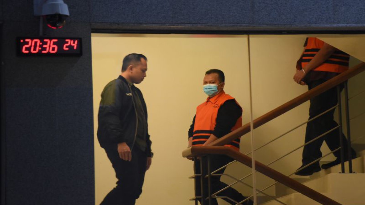 Kepala Kejaksaan Negeri Bondowoso Jawa Timur Puji Triasmoro (depan) bersama para tersangka lainnya dikawal menuju ruang konferensi pers terkait penetapan dan penahanan tersangka pasca terjerat operasi tangkap tangan (OTT) di Gedung Merah Putih KPK, Jakarta, Kamis (16/11/2023). Dalam OTT tersebut tim penyidik KPK menahan 4empatorang, yaitu Kepala Kejaksaan Negeri Bondowoso Jawa Timur Puji Triasmoro, Kepala Seksi Pidana Khusus Kejaksaan Negeri Bondowoso Alexander Silaen, dan dua orang swasta Pengendalai CV Wijaya Gemilang (WG) Yossy S Setiawan serta Andhika Imam Wijaya dengan barabng bukti uang senilai Rp475 juta, yang diduga sebagai suap untuk menghentikan proses penyelidikan kasus dugaan korupsi proyek pengadaan peningkatan produksi dan nilai tambah Hortikultura di Bondowoso. ANTARA FOTO/Indrianto Eko Suwarso/foc.