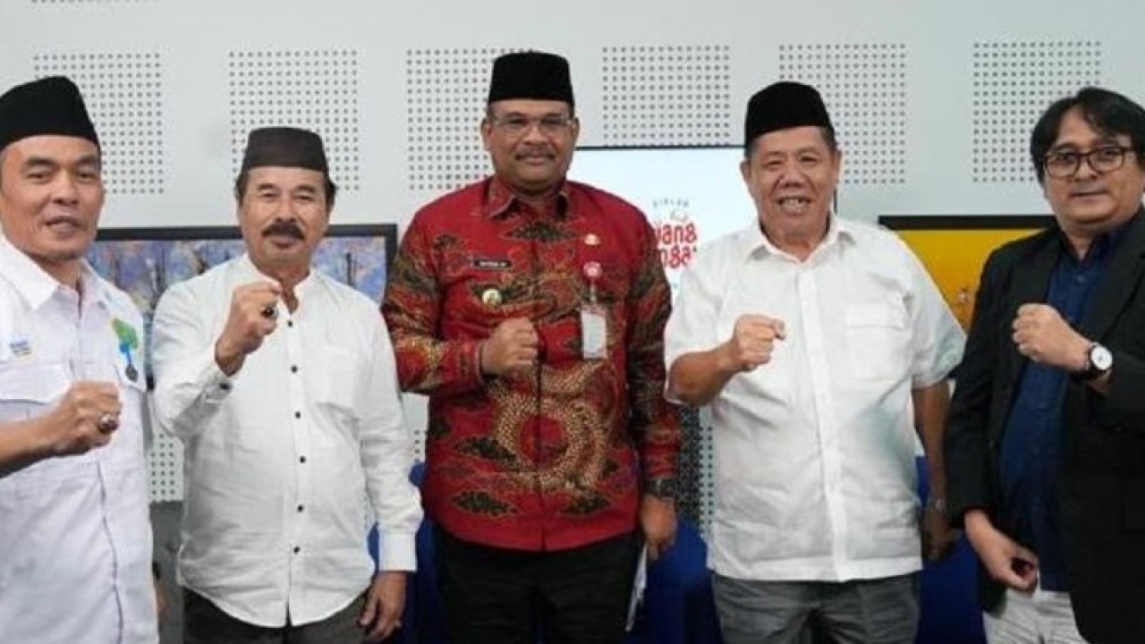 Penjabat Gubernur Kepulauan Bangka Belitung Safrizal ZA  (tengah) berfoto bersama mantan Wakil Gubernur Kepulauan Babel periode 2014-2017 Hidayat Arsani, Rektor Universitas Muhammadiyah Babel Fadillah Sabri dan tokoh masyarakat, sekaligus Presidium Pembentukan Provinsi Kepulauan Babel Badarudin Usman usai dialog di Pangkalpinang, Kamis (23/11/2023) (ANTARA/HO-Diskominfo Babel)