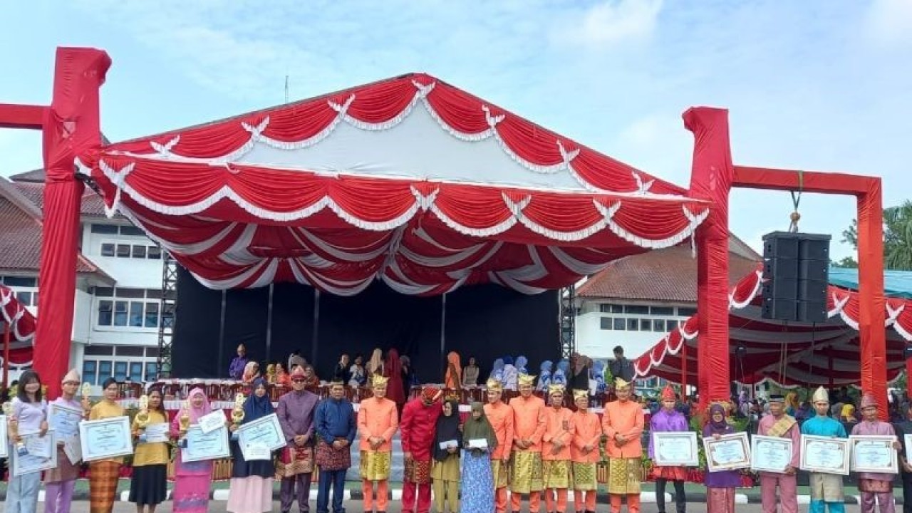 Penjabat Gubernur Kepulauan Bangka Belitung Safrizal ZA (tengah, berbaju melayu merah) menyapa janda veteran tokoh pejuang kemerdekaan saat menyerahkan santunan di Pangkalpinang, Selasa (21/11/2023). ANTARA/ HO-Aprionis.