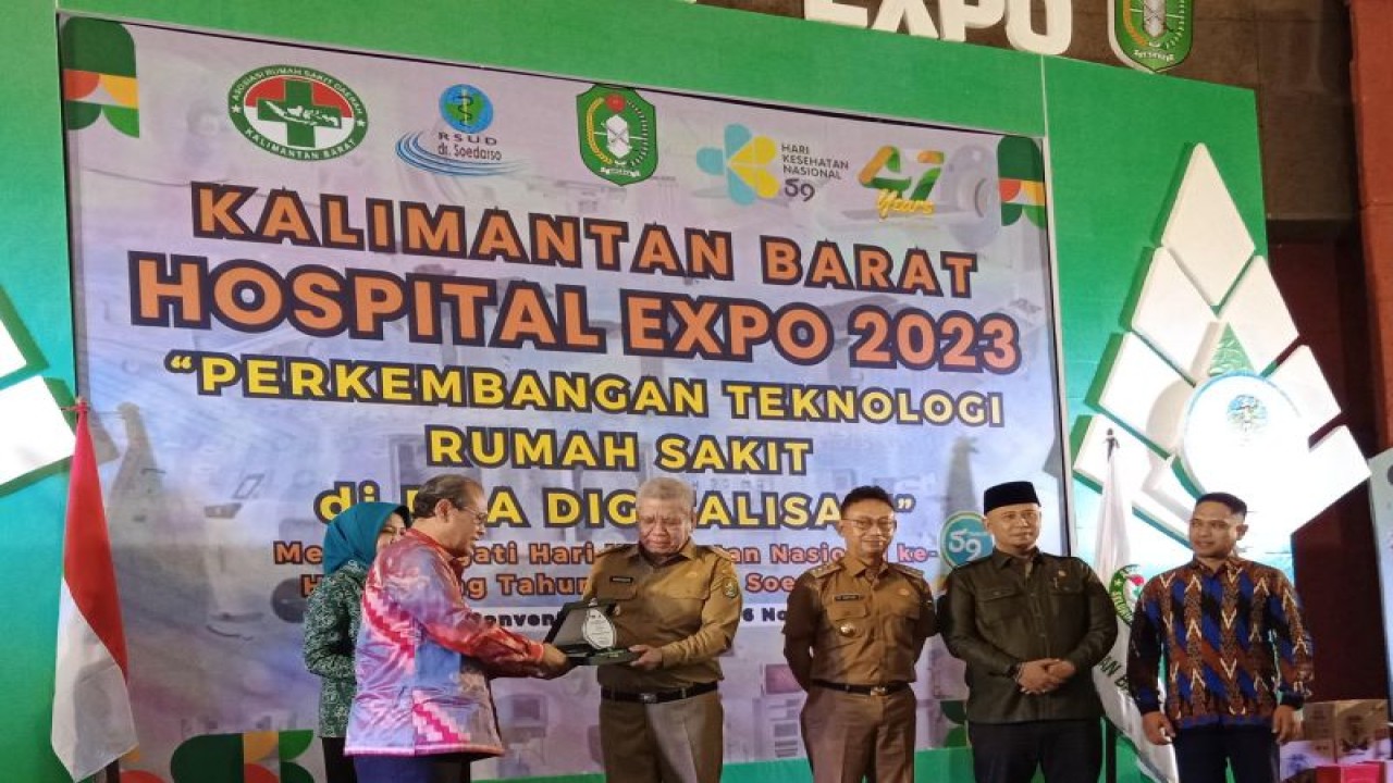 Pj Gubernur Harrison Kalbar secara resmi membuka Hospital Expo 2023 di PCC, Pontianak, Selasa (14/11/2023). Kegiatan tersebut diikuti berbagai Rumah Sakit di Kalbar yang menampilkan teknologi dan alat-alat terbaru untuk meningkatkan pelayanan kesehatan pasien. (ANTARA/Petrus AB Kurnia)
