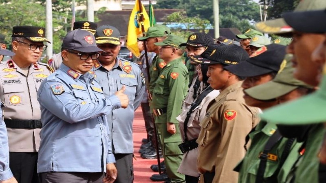 Penjabat Gubernur Kaltim Akmal Malik (dua kiri), Wakapolda Brigjen Polisi Mujiyono (kiri), dan Bupati Kutai Kartanegara Edi Damansyah (tiga kanan) memeriksa pasukan Satlinmas saat gelar pasukan di Tenggarong, Kamis (30/11/2023). (ANTARA/HO-Prokom Kukar)