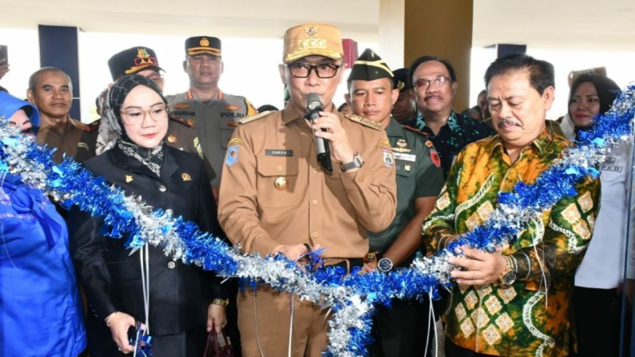 Penjabat Gubernur Sulbar Zudan Arif Fakrulloh (tengah) bersama Kepala Perpustakaan Nasional Muhammad Syarif Bando (kanan) menggunting pita pada peresmian pengoperasian Gedung Layanan Perpustakaan Pemprov Sulbar, di Mamuju, Senin (20/11/2023). (ANTARA/HO-Diskominfo Sulbar)