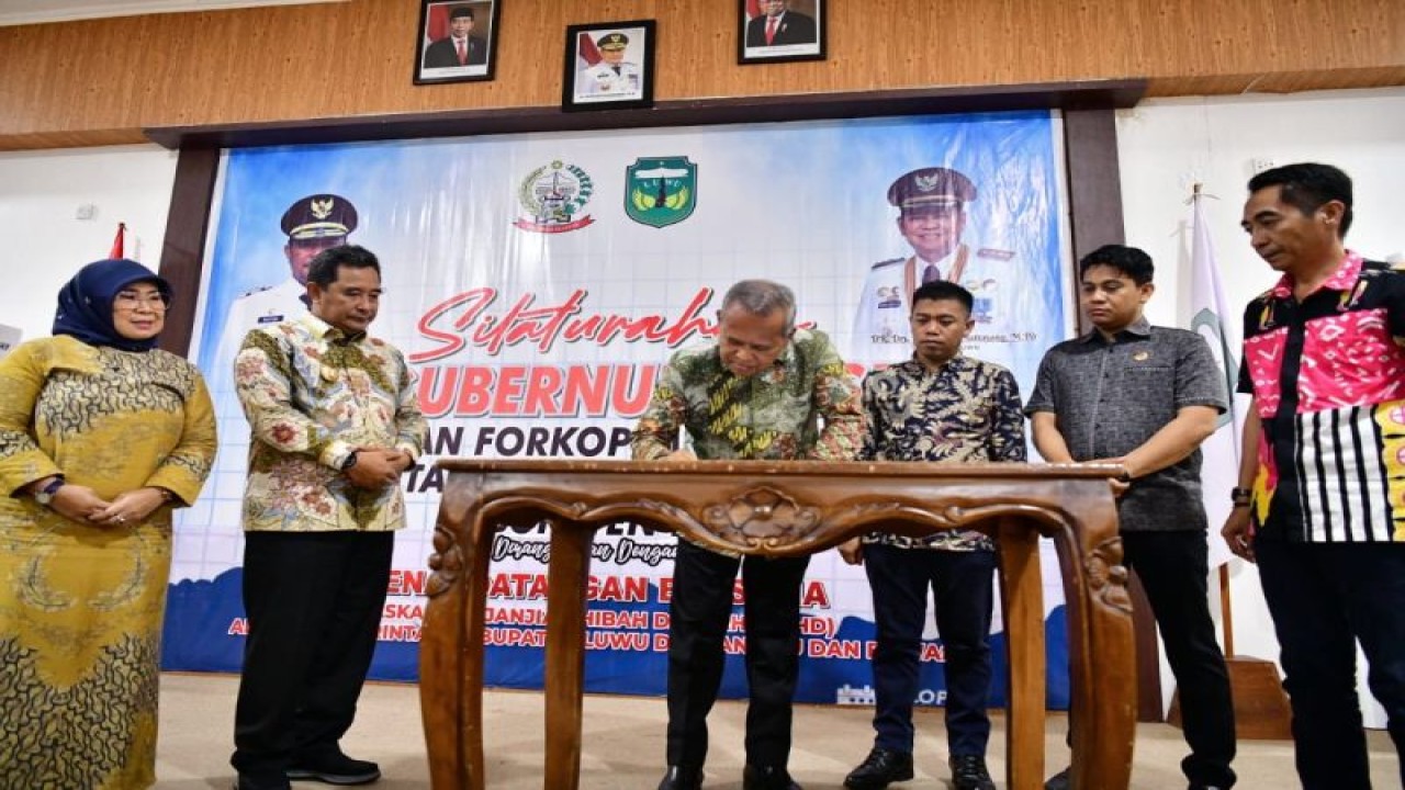 Pj Gubernur Sulsel Bahtiar Baharuddin (dua kiri) menyaksikan prosesi penandatangan NPHD Pemerintah Kabupaten Luwu bersaam.KPU dan Bawaslu setempat.ANTARA/HO-Humas Pemprov Sulsel