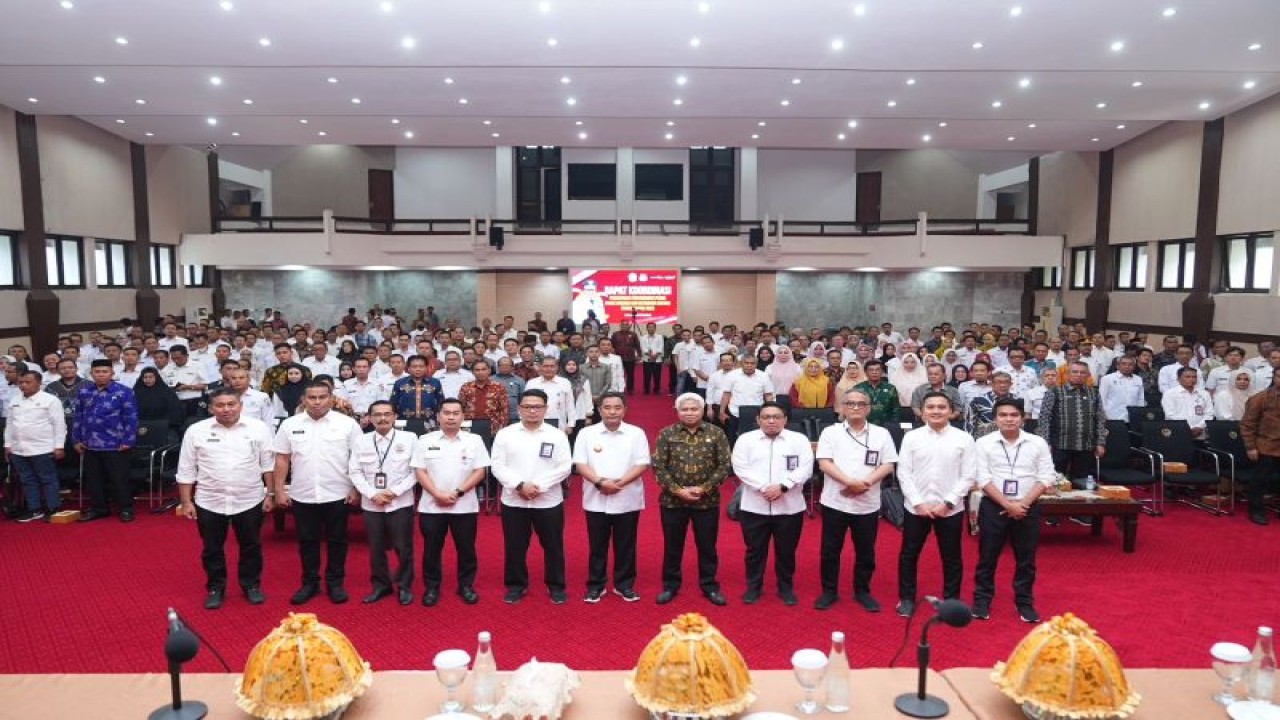 Pj Gubernur Sulsel Bahtiar Baharuddin berfoto bersam pihak berkepentingan usai Rakor Percepatan Perda PDRD di Makassar, Rabu,(15/11/2023).ANTARA/HO-Humas Pemprov Sulsel