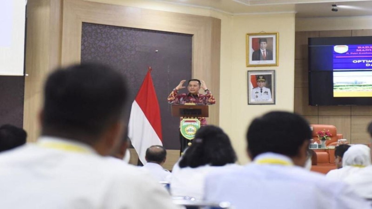 Penjabat Gubernur Sumsel Agus Fatoni saat memberikan materi pada Diklat Peningkatan Kapasitas Lurah Se-Sumsel Tahun 2023, di Palembang, Rabu (1/11/2023). (ANTARA/HO-Diskominfo Sumsel)