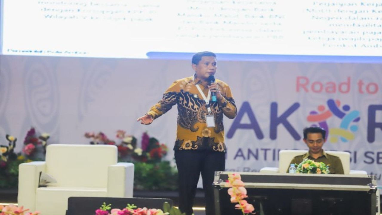 Penjabat Wali kota Ambon Bodewin Wattimena menyampaikan paparan upaya pencegahan korupsi dalam upaya peningkatan Pendapatan Asli Daerah (PAD) untuk mewujudkan kemandirian daerah pada kegiatan menuju Hari Anti Korupsi Sedunia (Harkordia) 2023 di Kota Jayapura, Papua. ANTARA/ Ho- Diskominfosandi Ambon.