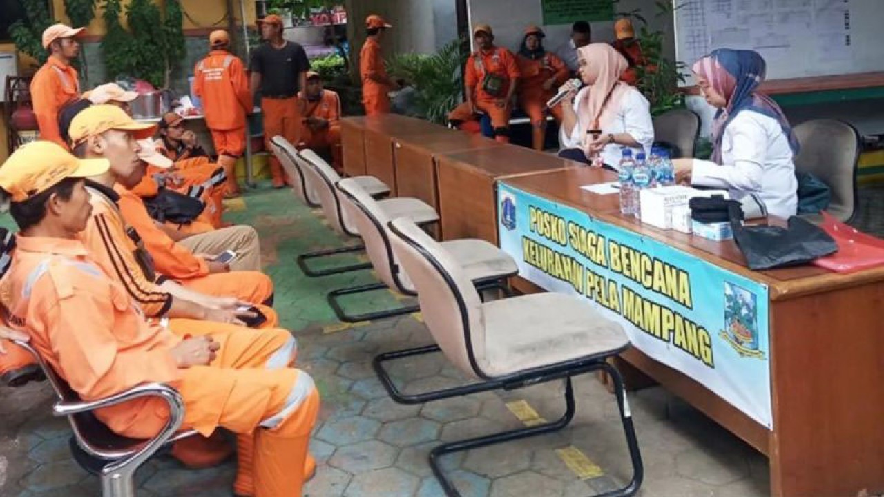 Arsip Foto - Petugas kesehatan Mampang Prapatan memberikan layanan pemeriksaan kesehatan gratis bagi petugas Petugas Prasarana dan Sarana Umum (PPSU) dan Penyedia Jasa Lainnya Perorangan (PJLP) Kelurahan Pela Mampang, Jakarta Selatan, Rabu (15/1/2020). ANTARA/Laily Rahmawaty/am.