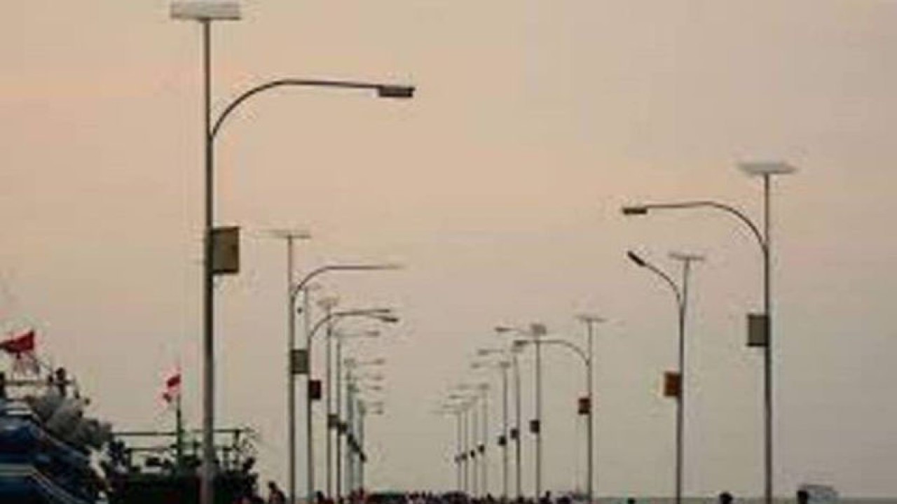 Pemasangan Penerangan Jalan Umum Tenaga Surya (PJU-TS) dukung peningkatan pembauran energi baru dan terbarukan di Provinsi Riau. dok.ANTARA