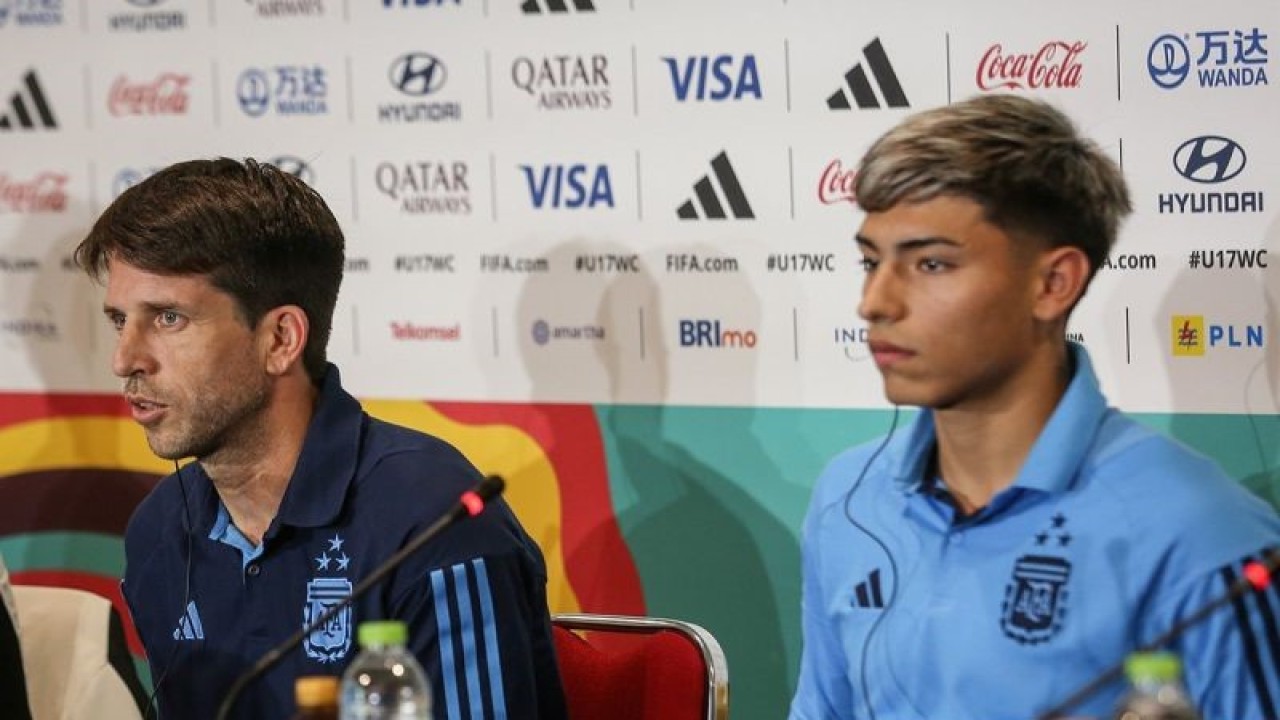 Pelatih Timnas Argentina Diego Placente (kiri) bersama pesepak bola Timnas Argentina Agustin Ruberto (kanan) menjawab pertanyaan wartawan saat Jumpa Pers jelang pertandingan semi final Piala Dunia U-17 di Stadion Manahan, Solo, Jawa Tengah, Senin (27/11/2023). Timnas Argentina akan melawan Timnas Jerman pada semifinal Piala Dunia U-17 di Stadion Manahan Selasa (28/11). ANTARA FOTO/Mohammad Ayudha/Spt.
