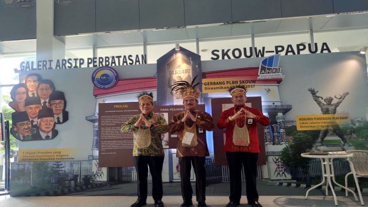 PLH Sekretaris BNPP Robert Simbolon (tengah), Deputi Bidang Konservasi Arsip, Dr Kandar (kiri) dan Deputi Informasi dan Pengembangan Sistem Kearsipan ANRI, Andi Kasman (kanan) berfoto setelah meluncurkan Galeri Arsip Perbatasan di PLBN Skouw, Jayapura, Papua. ANTARA/Hendri Sukma Indrawan