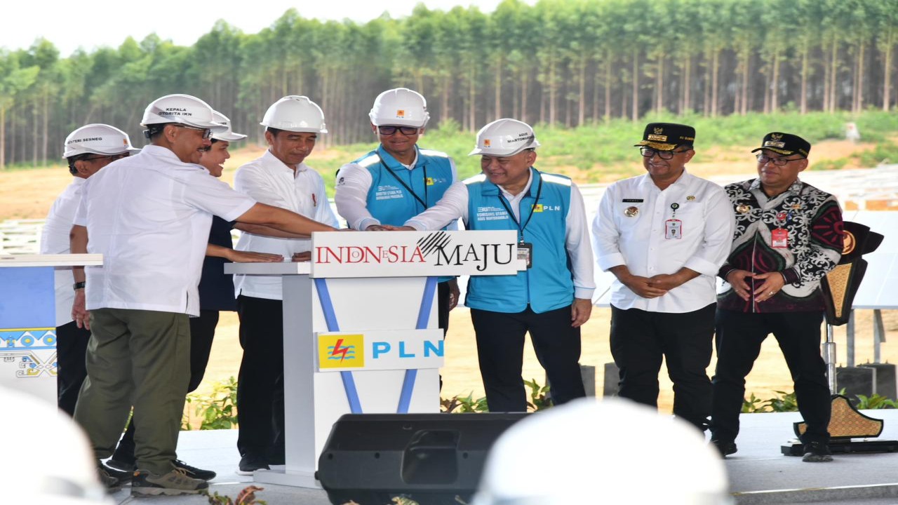 Presiden Jokowi menekan sirine tanda dimulainya pembangunan Pembangkit Listrik Tenaga Surya (PLTS) berkapasitas 50 Megawatt (MW) di IKN Nusantara. Foto (Istimewa)