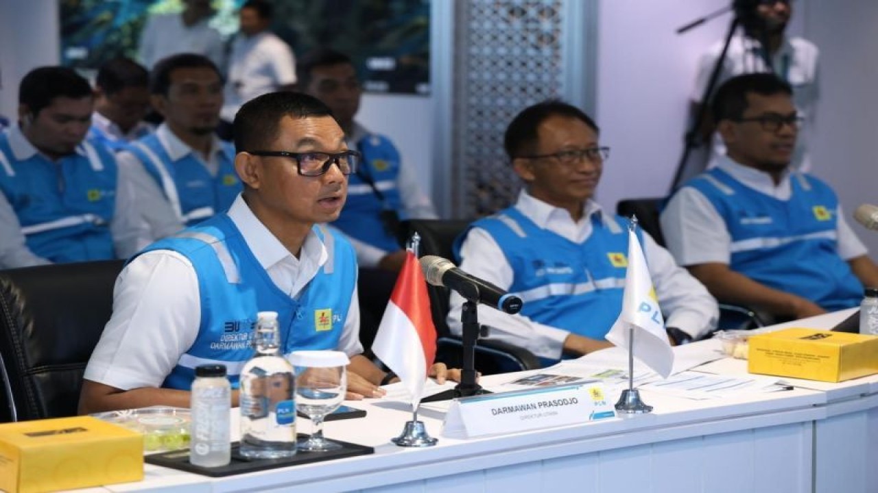 Direktur Utama PLN Darmawan Prasodjo (kiri) memimpin langsung Apel Siaga Kelistrikan Piala Dunia U-17 bersama unit-unit PLN, subholding, dan anak perusahaan didampingi oleh Direktur Distribusi PLN Adi Priyanto (kedua dari kanan) dan Direktur Manajemen Pembangkitan PLN Adi Lumakso (kanan) di Gedung PLN, Jakarta, Senin (6/11/2023) secara daring. ANTARA/HO-PLN