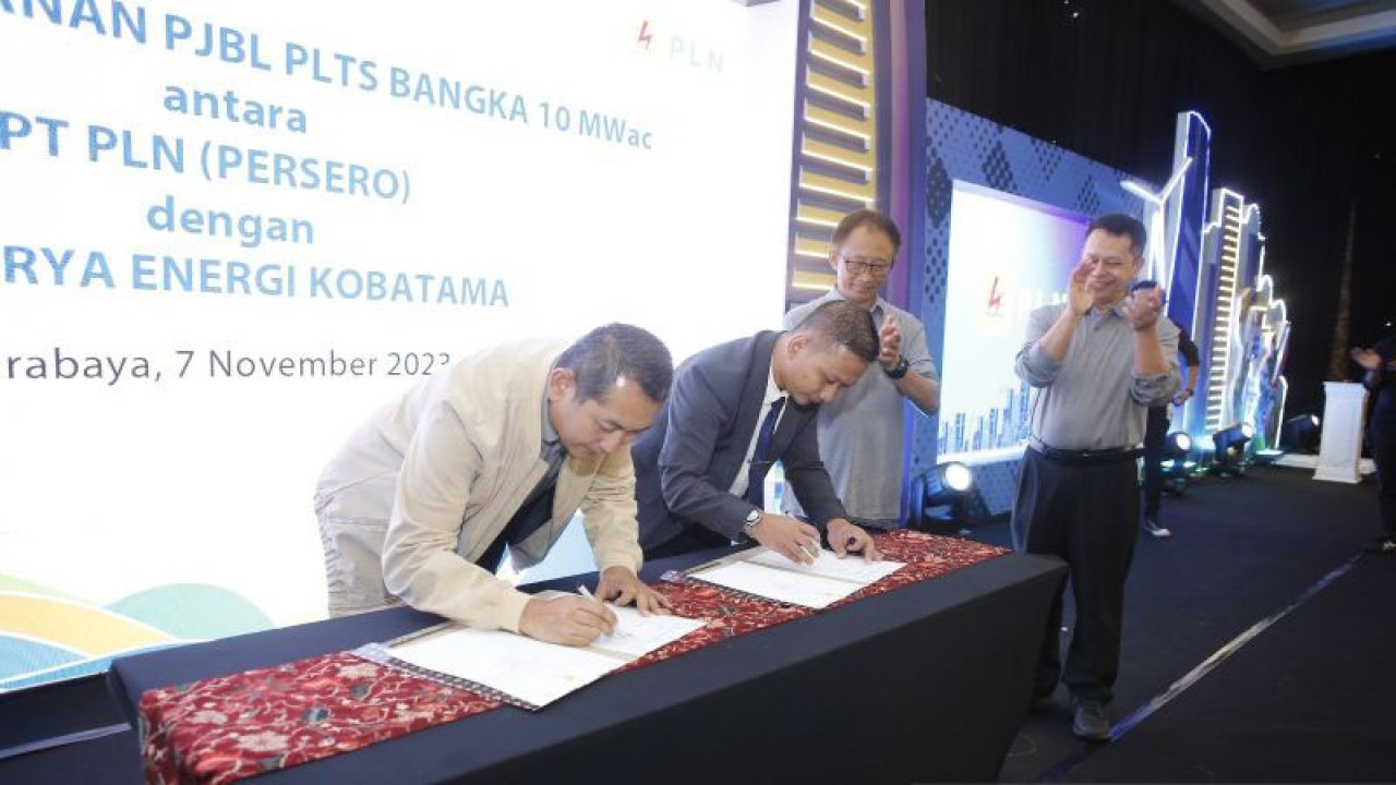 General Manajer PLN UIW Kepulauan Babel M. Munief Budiman melakukan penandatanganan kerja sama pengembangan listrik energi baru terbarukan. (ANTARA/HO-Humas PLN Babel)