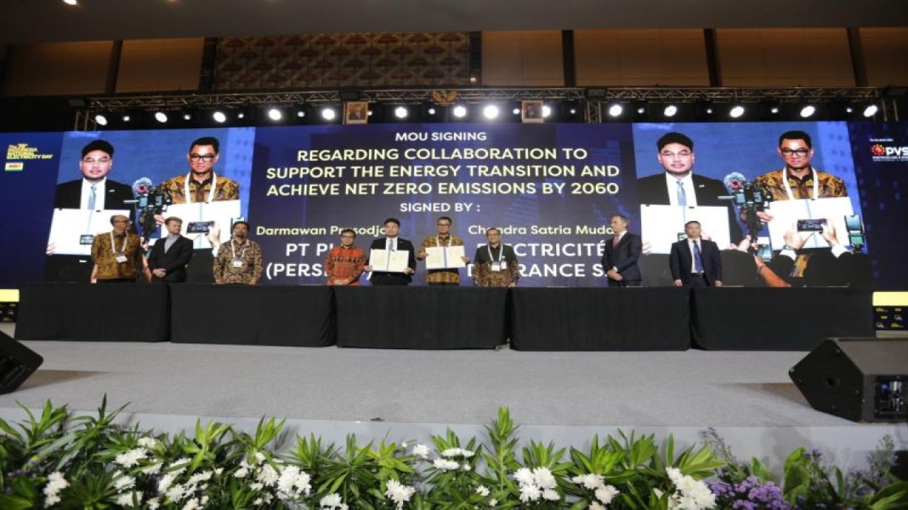 Suasana prosesi penandatanganan MoU antara PLN dan lima perusahaan energi dan kelistrikan terkait dengan pengembangan listrik hijau di Indonesia. ANTARA/HO-PLN