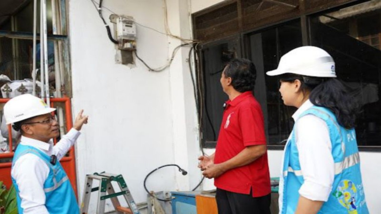 General Manager PLN UID Jakarta Raya Lasiran saat mengecek penggunaan listrik di wilayah DKI Jakarta, Sabtu (18/11/2023). (ANTARA/Ho/PLN UID Jakarta Raya)