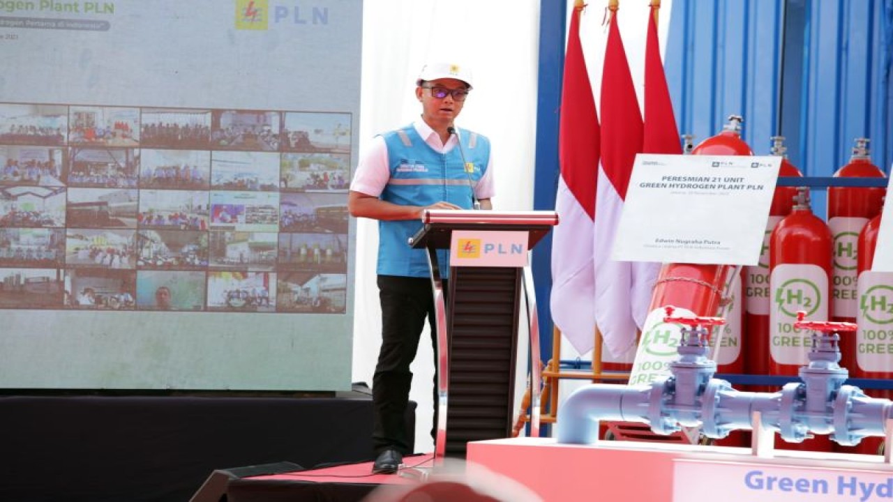 Direktur Utama PT PLN (Persero) Darmawan Prasodjo saat melakukan telekonferensi dengan 21 unit GHP tersebar di seluruh Indonesia di PLTGU Tanjung Priok, Jakarta, Senin (20/11/2023). ANTARA/HO-PLN