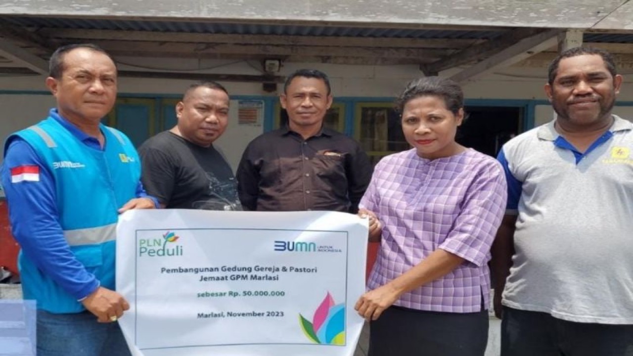 PLN Unit Induk Wilayah Maluku dan Maluku Utara (UIW MMU) menyerahkan bantuan pembangunan gedung gereja dan pastori di Desa Marlasi, Kecamatan Aru Utara, Kabupaten Kepulauan Aru. (ANTARA/Ho-Humas PLN UIW MMU)