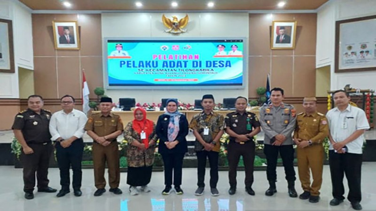 Pelaksana Tugas Bupati Bone Bolango Merlan S Uloli berfoto bersama setelah pelatihan pelaku adat di desa di BPMP Provinsi Gorontalo di Bone Bolango, Selasa (14/11/2023). ANTARA/HO-Diskominfo Bone Bolango