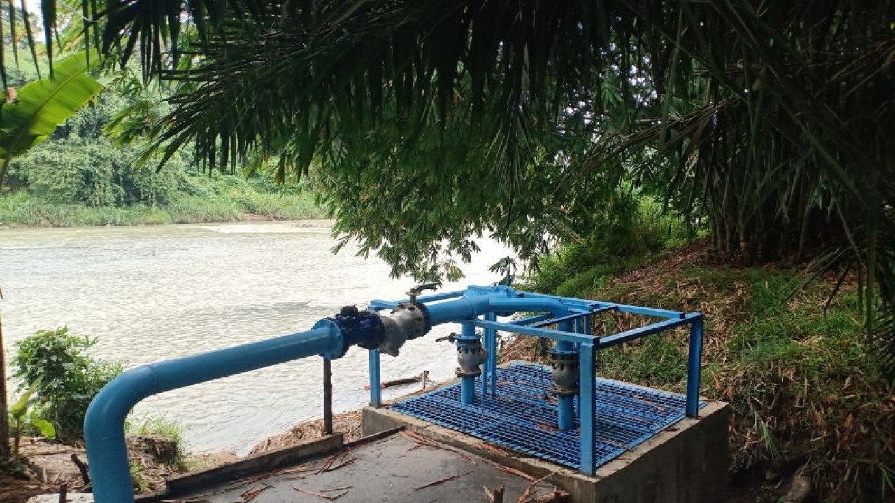 Pembangkit Listrik Tenaga Surya (PLTS) milik PT Bukit Asam Tbk (PTBA) di di Desa Karang Raja, Muara Enim, Sumatra Selatan membantu para petani di wilayah itu untuk menggarap sawah saat menghadapi musim kemarau. ANTARA/HO-PTBA.