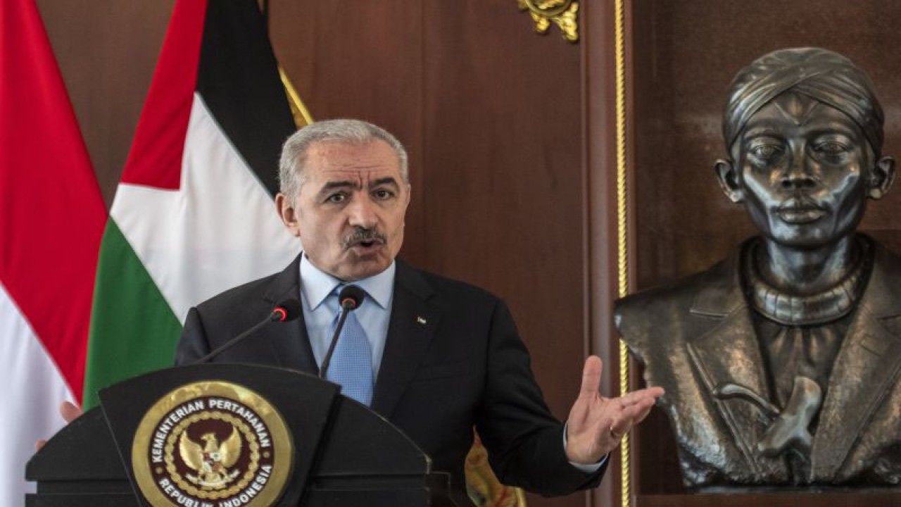 Foto arsip - Perdana Menteri (PM) Palestina Mohammed Ibrahim Shtayyeh (kiri) memberikan keterangan kepada media usai pertemuan dengan Menhan Prabowo Subianto di Kementerian Pertahanan, Jakarta, Rabu (26/10/2022). Pertemuan tersebut diselenggarakan dalam rangka meningkatkan hubungan keamanan kedua negara. ANTARA FOTO/Muhammad Adimaja/rwa. (ANTARA FOTO/MUHAMMAD ADIMAJA)