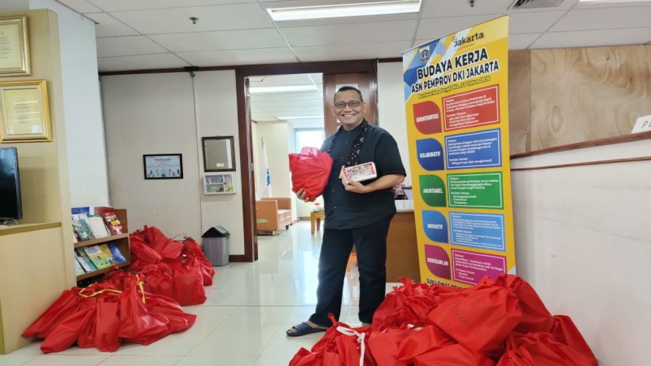 Suku Dinas Pendidikan Wilayah II Jakarta Barat (Jakbar) siap menyebar 149.086 amplop ke sekolah-sekolah di wilayah tersebut dalam rangka mendukung Bulan Dana Palang Merah Indonesia (PMI) Jakbar, Jumat (20/10/2023). ANTARA/Risky Syukur