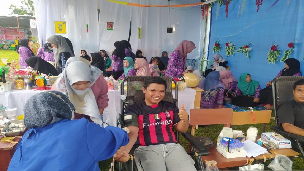 PMI Kabupaten Bangka Barat bersama pengurus PGRI Jebus menggelar aksi donor darah dalam rangka peringatan Hari Guru di lapangan sepakbola Jebus, Rabu (22/11/2023). (ANTARA/HO-Humas PMI Kabupaten Bangka Barat)