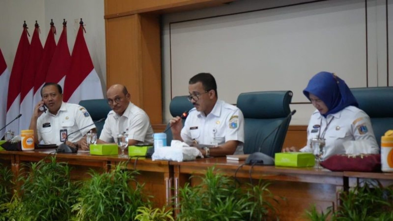 Wali Kota Administrasi Jakarta Timur M Anwar didampingi Wakil Wali Kota Jaktim Iin Mutmainah saat memimpin rapat monitoring evaluasi (monev) tentang capaian Bulan Dana PMI 2023 di Kantor Wali Kota Jaktim, Cakung, Kamis. ANTARA/HO-Kominfotik Jakarta Timur