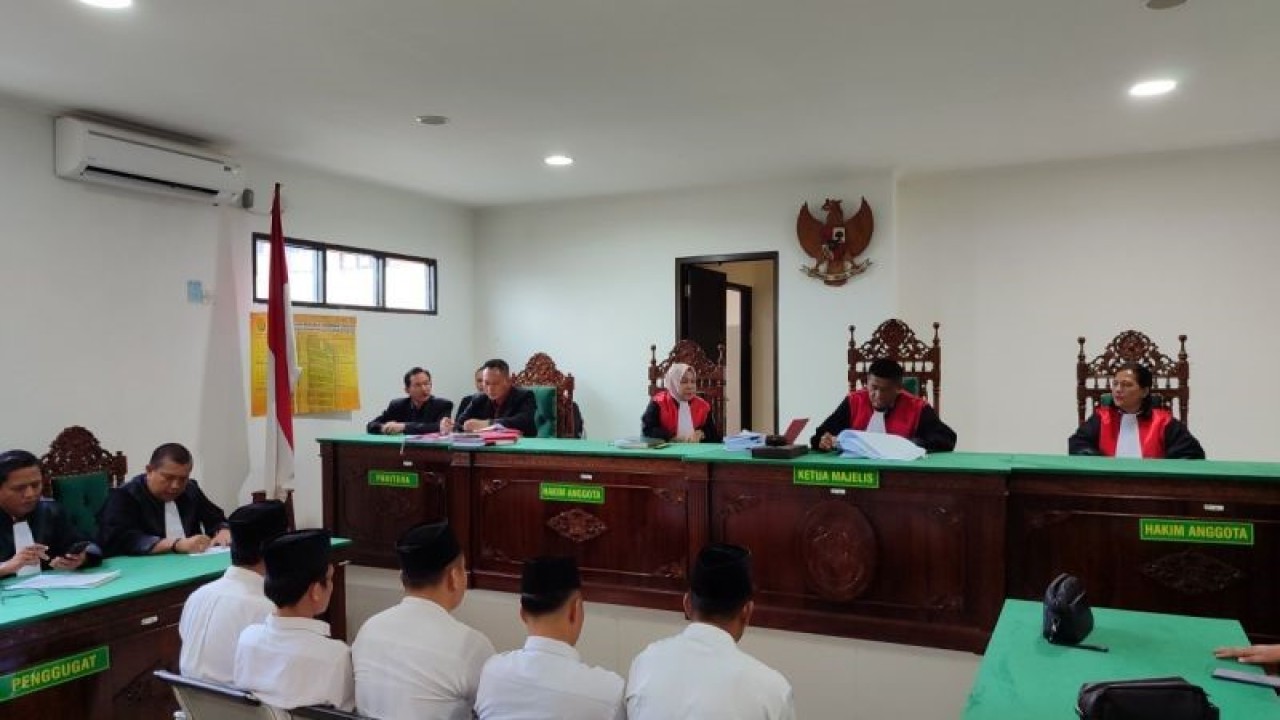 Ketua Majelis Hakim PN Bengkulu Fauzi Isra saat membacakan vonis terhadap kelima terdakwa kepemilikan senjata api ilegal. ANTARA/Anggi Mayasari