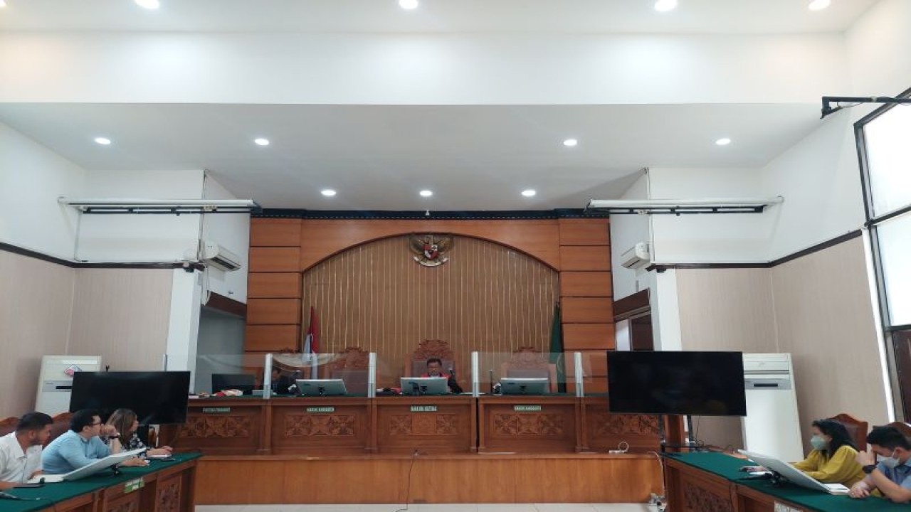 Hakim Tunggal Tumpanuli Marbun memimpin sidang putusan praperadilan yang diajukan Karen Agustiawan terhadap KPK di Pengadilan Negeri Jakarta Selatan, Kamis (2/11/2023). ANTARA/Muhammad Ramdan