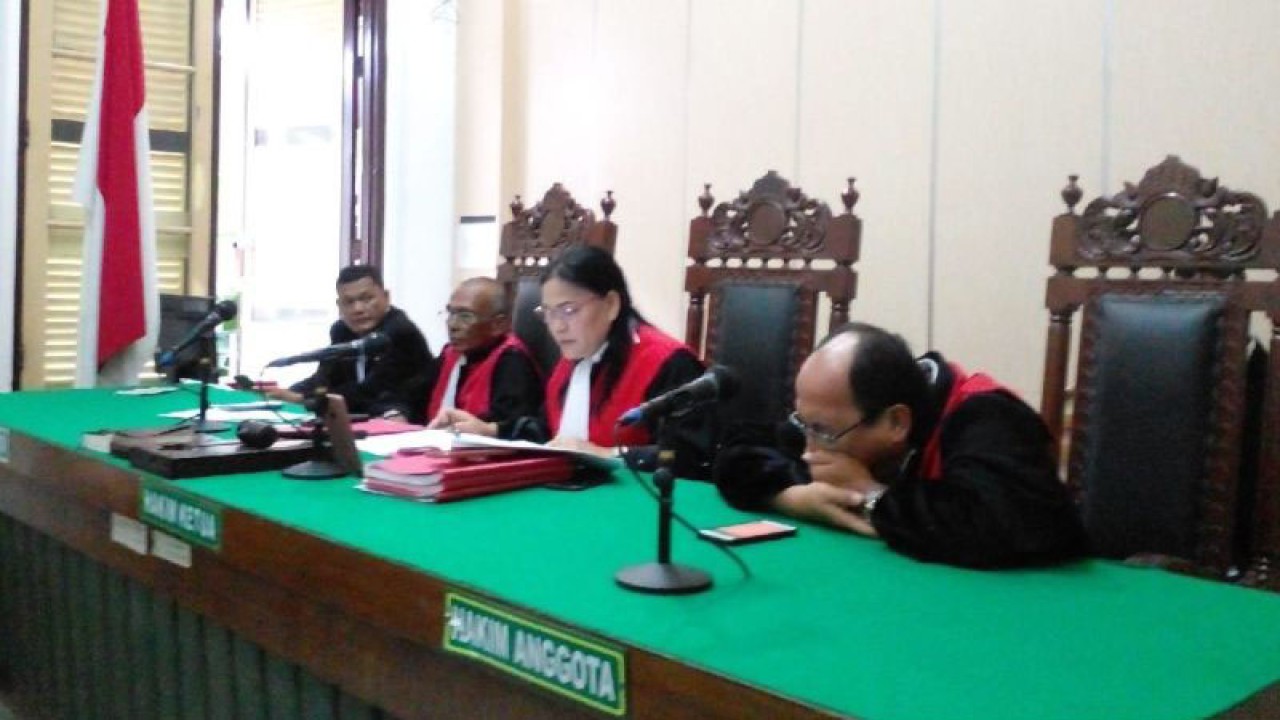 Hakim Ketua Sarma Siregar (tengah) membacakan amar putusan secara daring di Pengadilan Negeri Medan, Sumatera Utara, Senin (20/11/2023). (ANTARA/M Sahbainy Nasution)