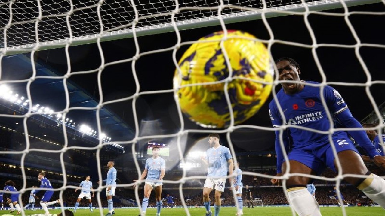 Pesepak bola Chelsea Axel Disasi merayakan gol rekannya Thiago Silva ke gawang Manchester City dalam laga Liga Inggris di Stamford Bridge, London, Inggris, Minggu (12/11/2023). Chelsea menahan imbang City dengan skor 4-4. ANTARA FOTO/Action Images via Reuters/John Sibley/foc.