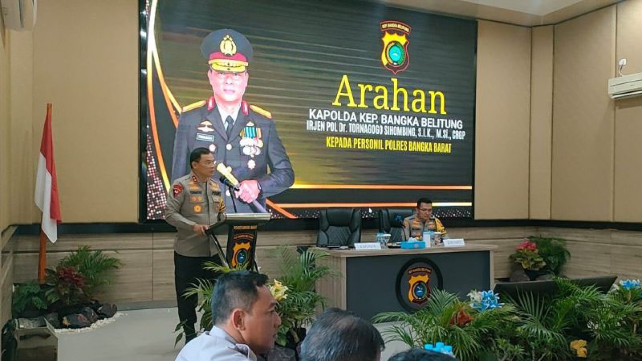 Kapolda Babel Irjen Pol Tornagogo Sihombing melakukan kunjungan kerja dan arahan netralitas polisi pada Pemilu 2024 yang digelar di Mapolres Bangka Barat, Jumat (17/11/2023). (ANTARA/HO-Humas Polres Bangka Barat)
